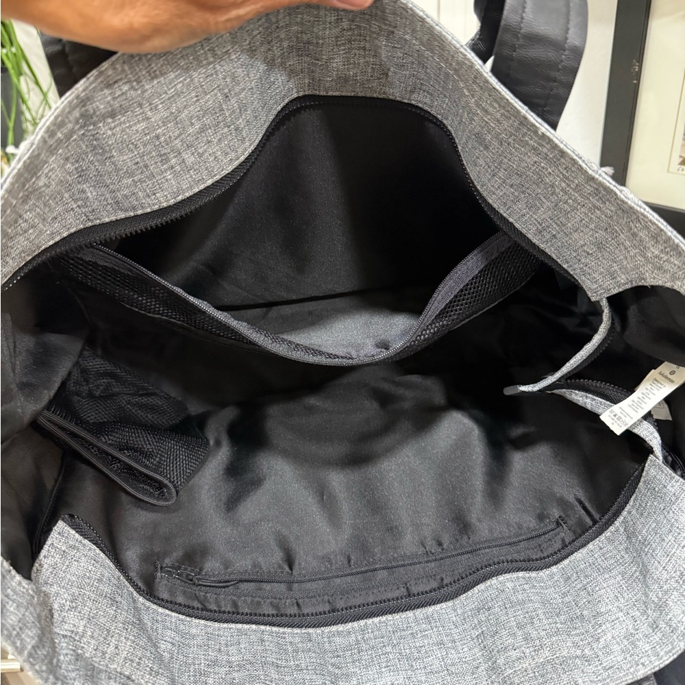 lululemon athletica Gray Travel Tote with Black Handles - Picture 4 of 4